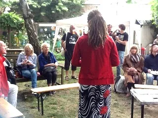 Bianca leest voor onder de beuk